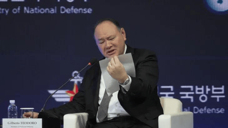 韩国放任菲律宾防长，在台上公然“碰瓷”中国，上演了一场令人不齿的政治作秀