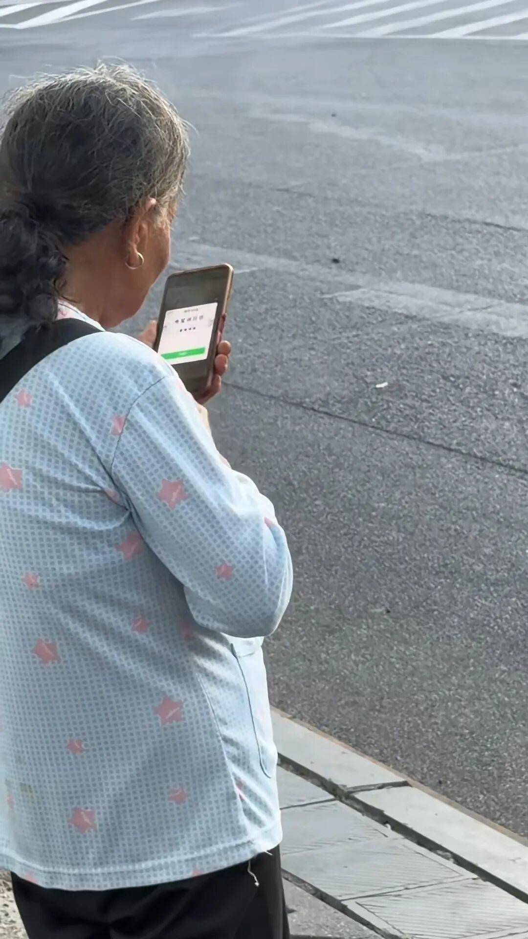 老人等车时手机不停弹广告怎么都关不掉，念叨“没赶上末班车”，路过小伙：有点心酸